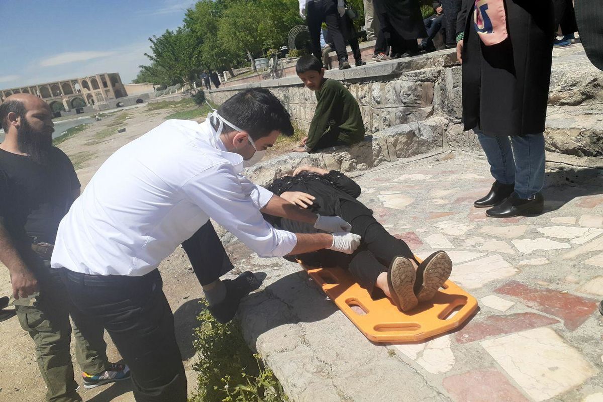 سقوط بانوی ۷۰ ساله از پل خواجو در زاینده رود!