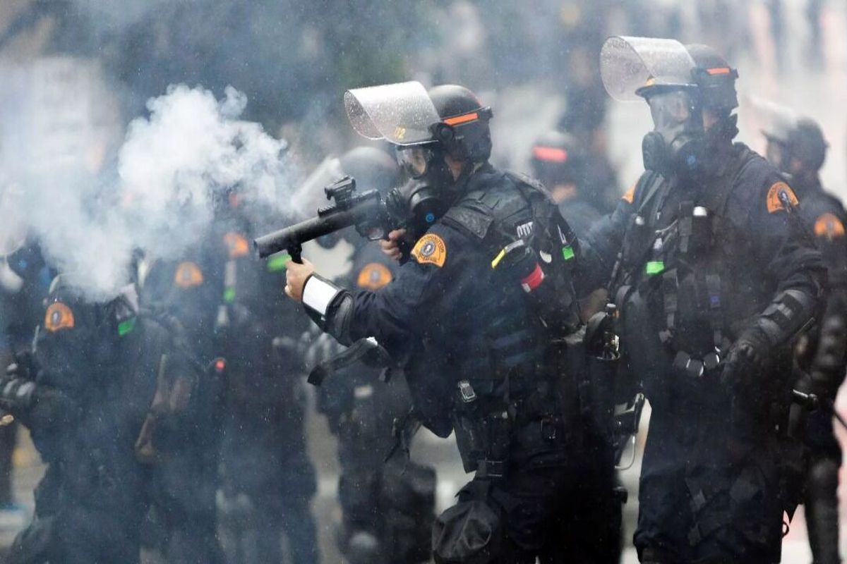 درخواست عفو بین‌الملل برای توقف نظامی‌گری پلیس آمریکا علیه معترضان