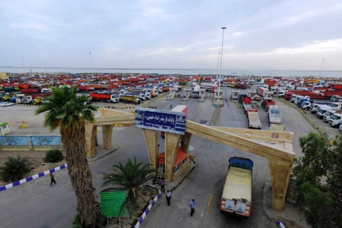 سهم ۵۶ درصدی بندر امام خمینی(ره) در جا به جایی کالاهای اساسی کشور/رانندگان علی رغم وجود گزینه های مختلف برای حمل بار کالای اساسی را برای حمل انتخاب می کنند