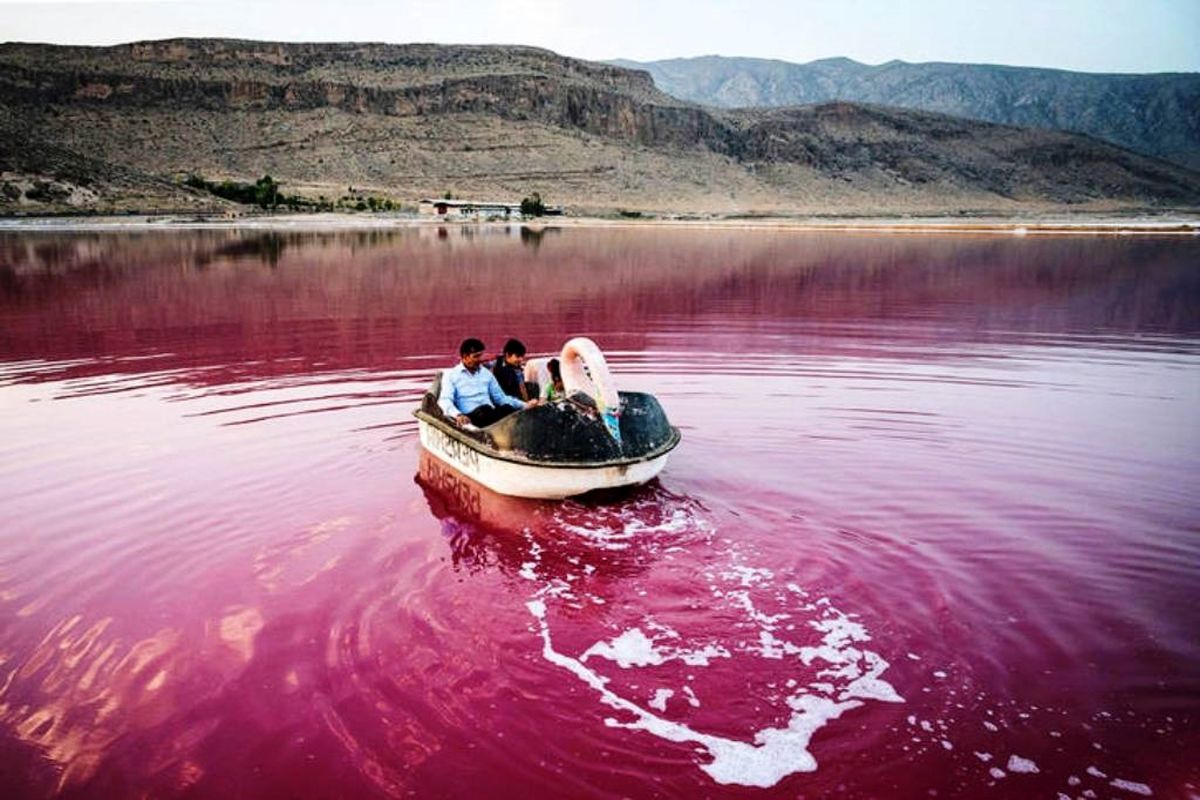 به زودی رنگ دریاچه‌ها قرمز می‌شود