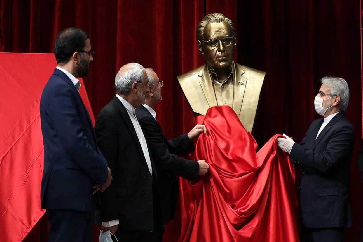 سردیس و تمبر یادبود مرحوم حافظی رئیس فقید جامعه خیرین مدرسه‌ساز رونمایی شد