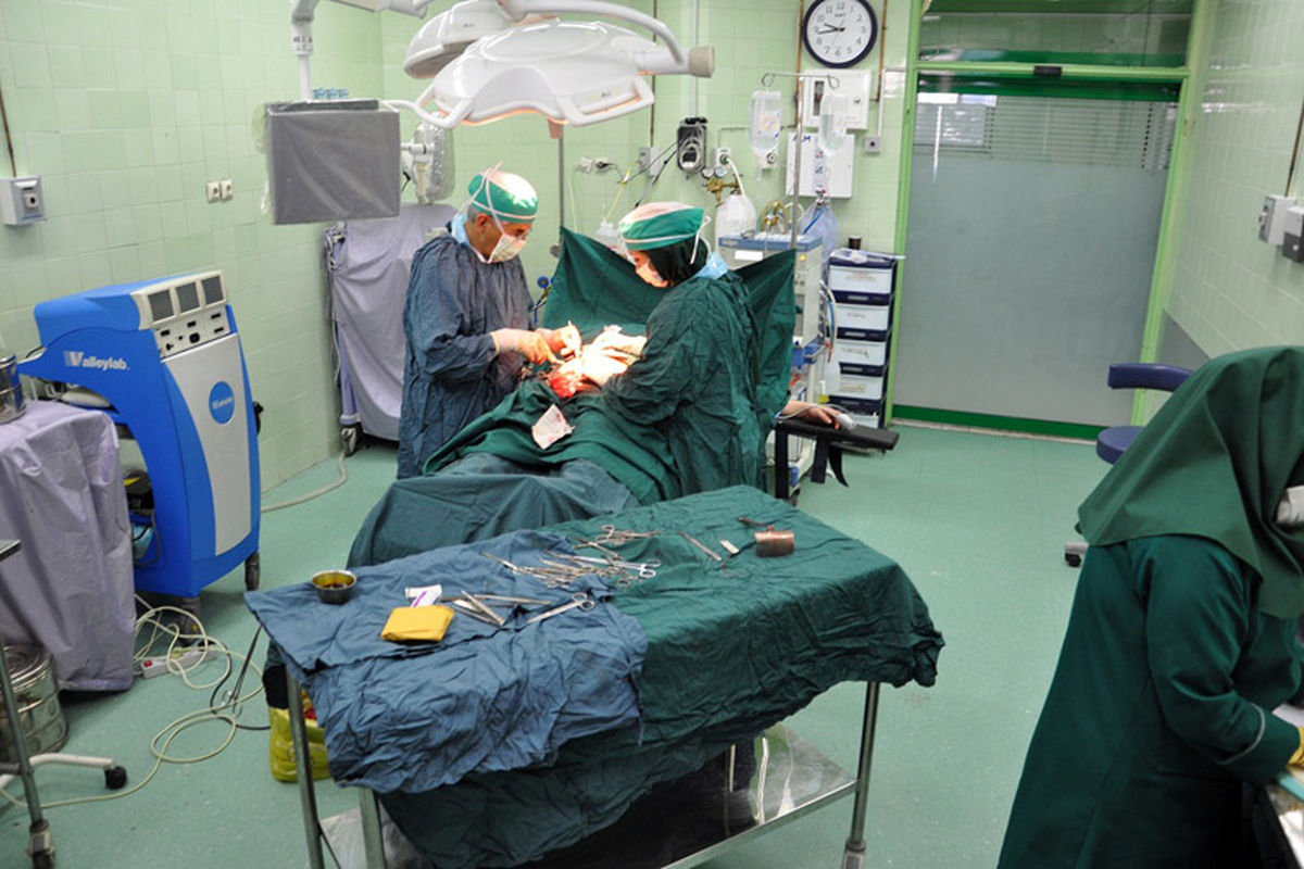 جراحی صورت زن جوان با نور گوشی موبایل!