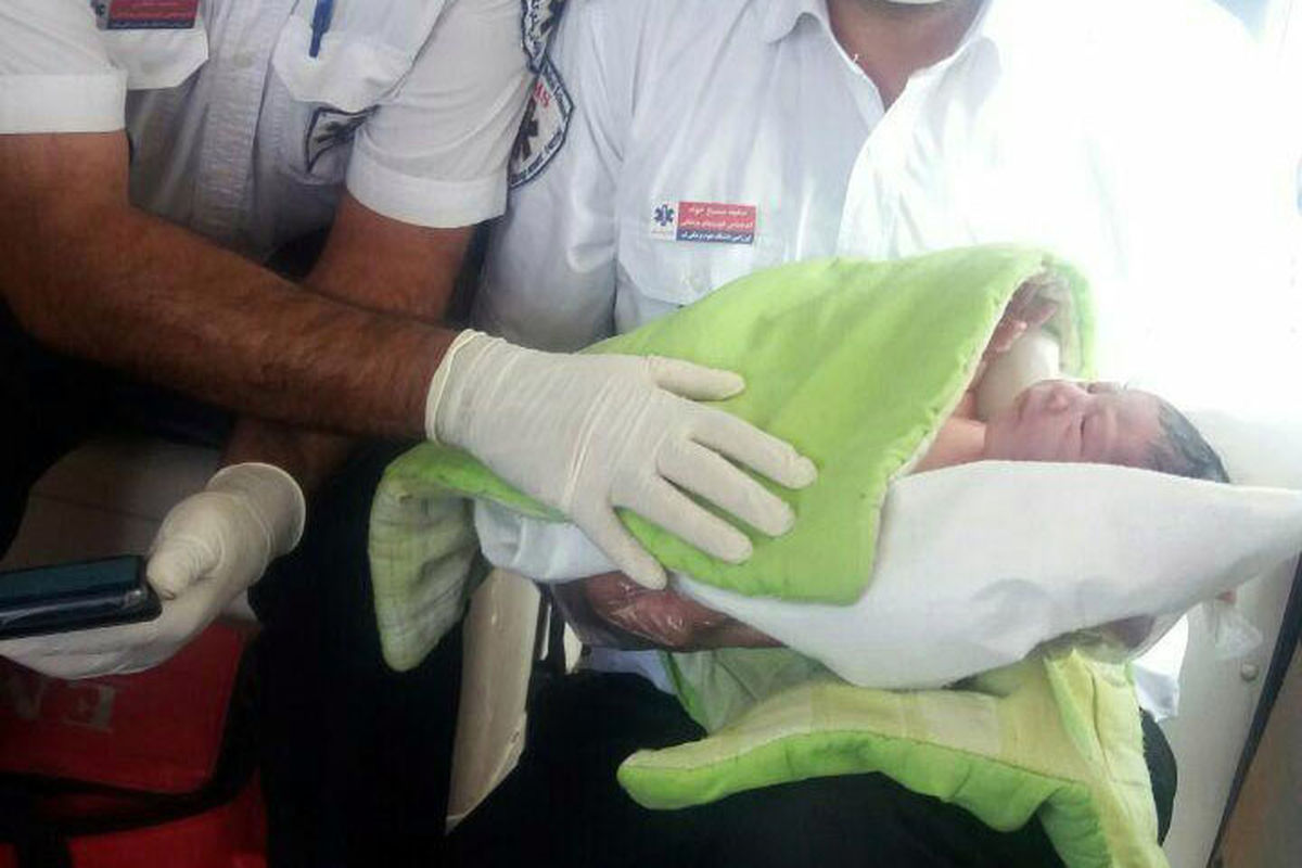 نوزاد عجول اینبار در آمبولانس اورژانس به دنیا آمد/ببینید