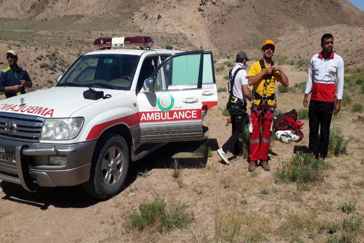 نجات افراد گرفتار در ارتفاعات قاین با تلاش امدادگران هلال احمر