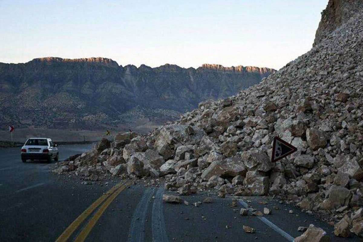 ریزش کوه بر اثر زلزله دوگنبدان + عکس