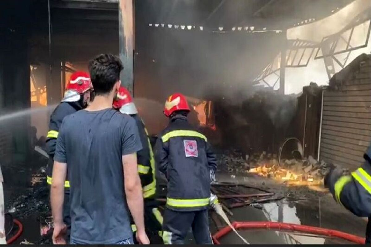 بامداد امروز آتش سوزی کارخانه تولید درب سلماس مهار شد