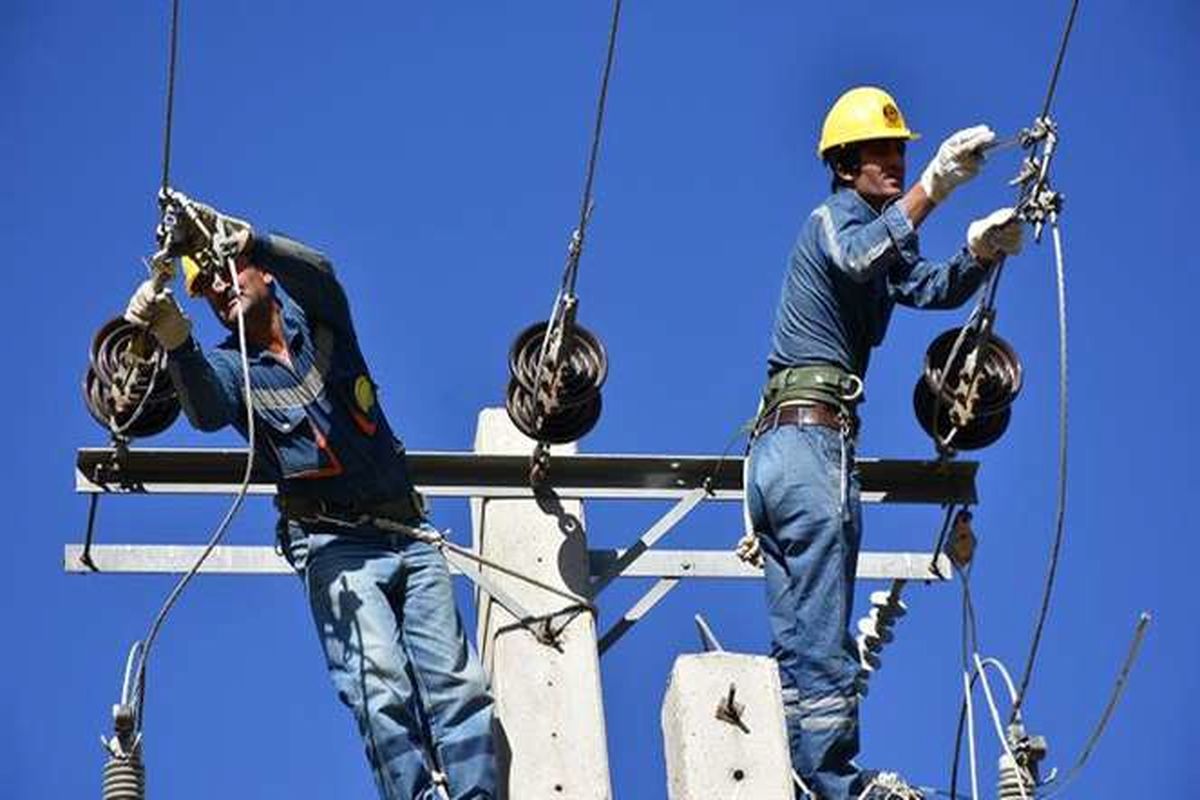 اصلاح شش کیلومتر از شبکه برق ۱۱ روستا در دنا
