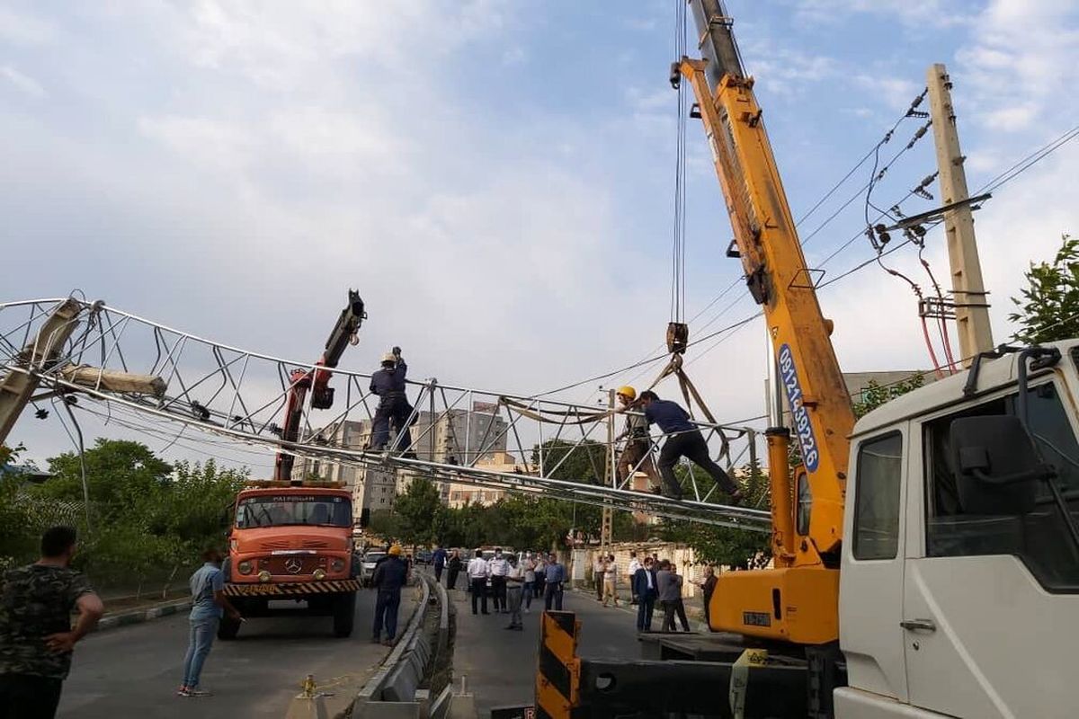 سقوط هولناک دکل مخابراتی در خیابان حکیمیه تهران