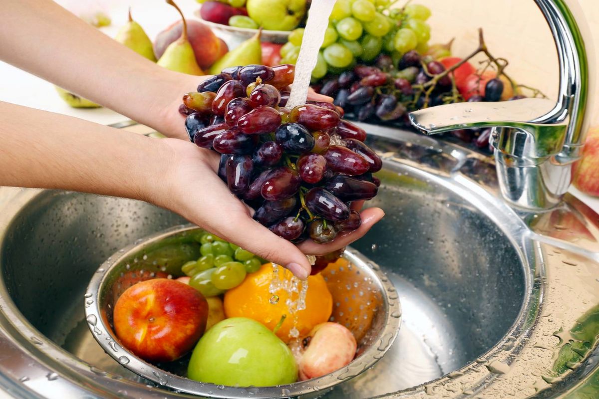 یک ترفند ساده و فوری برای شستن میوه‌ها