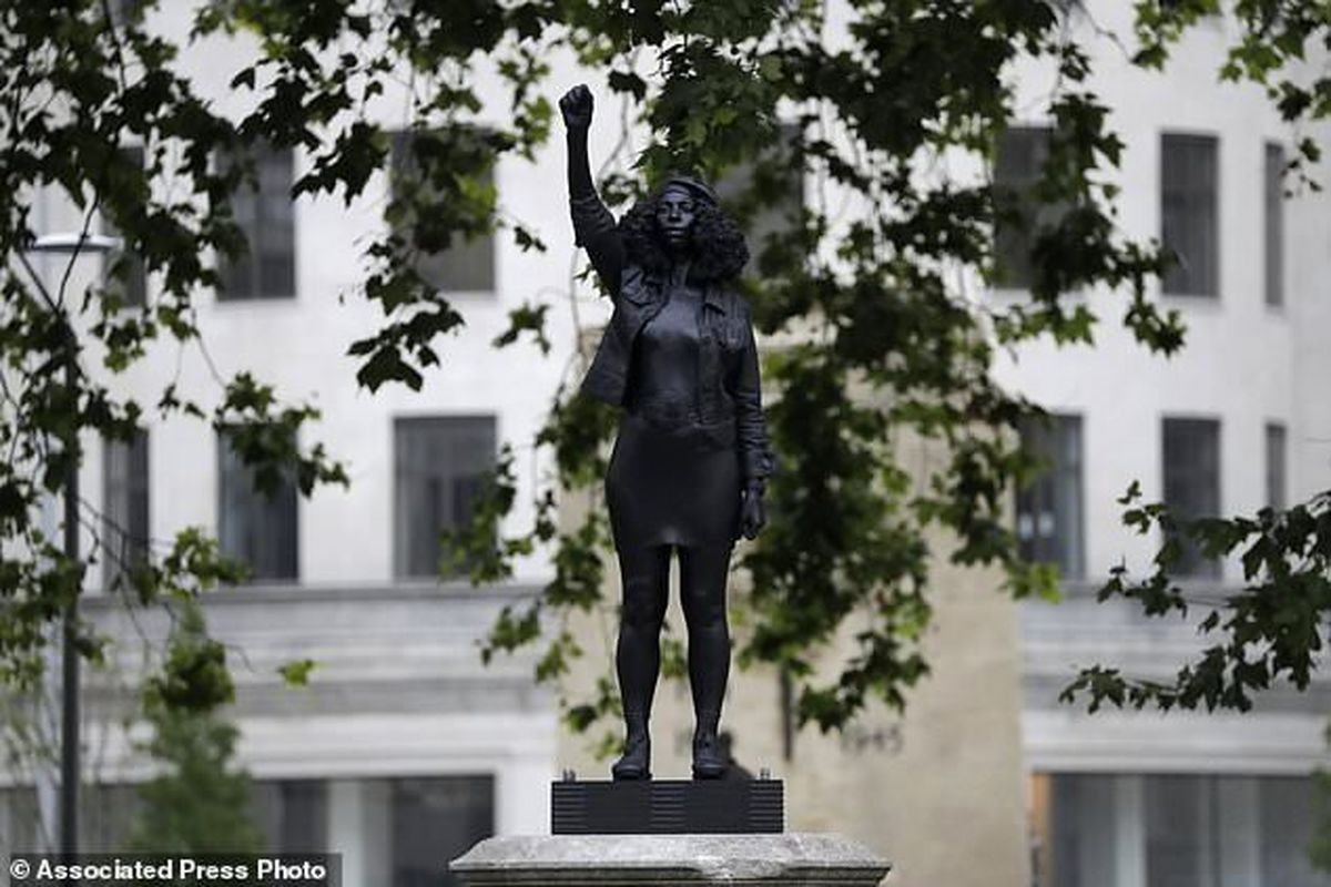 مجسمه معترض سیاه‌پوست، جای برده‌فروش مشهور را گرفت