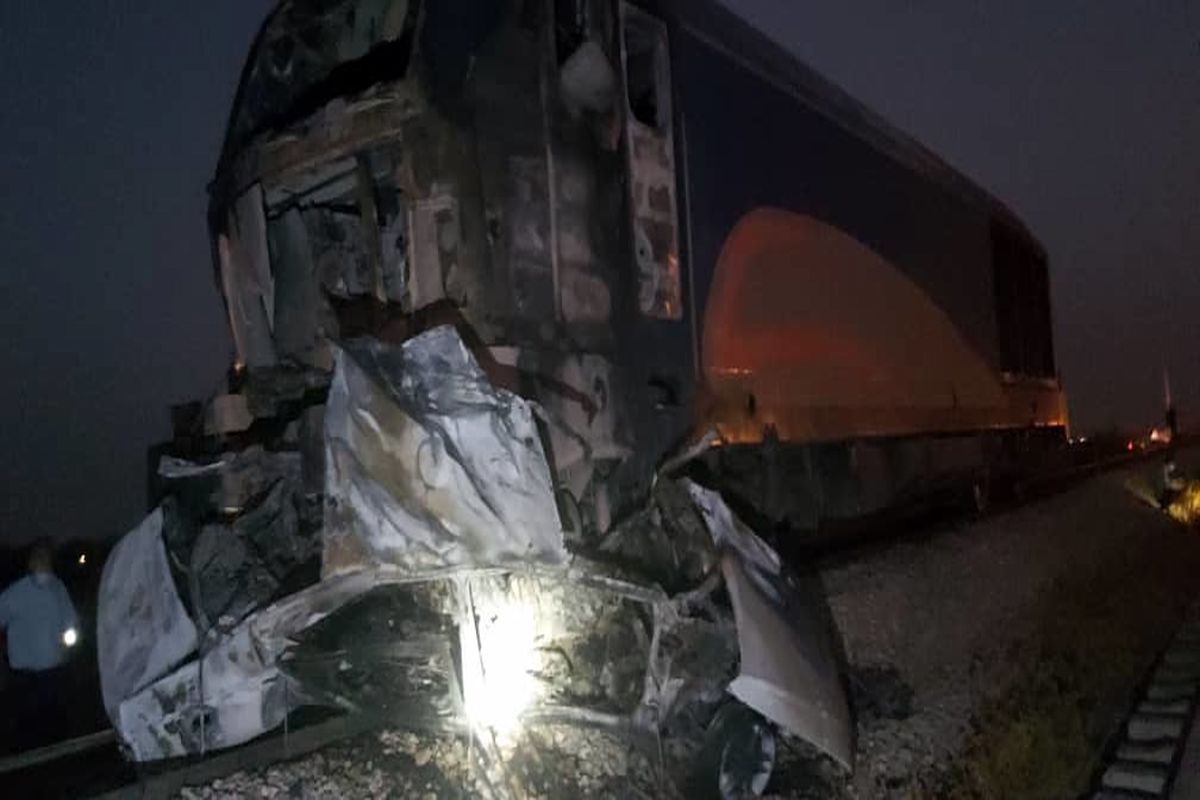 انفجار خودرو ۴۰۵ در برخورد با قطار مسافری اهواز-تهران/۳ سرنشین خودرو سوختند+ببینید