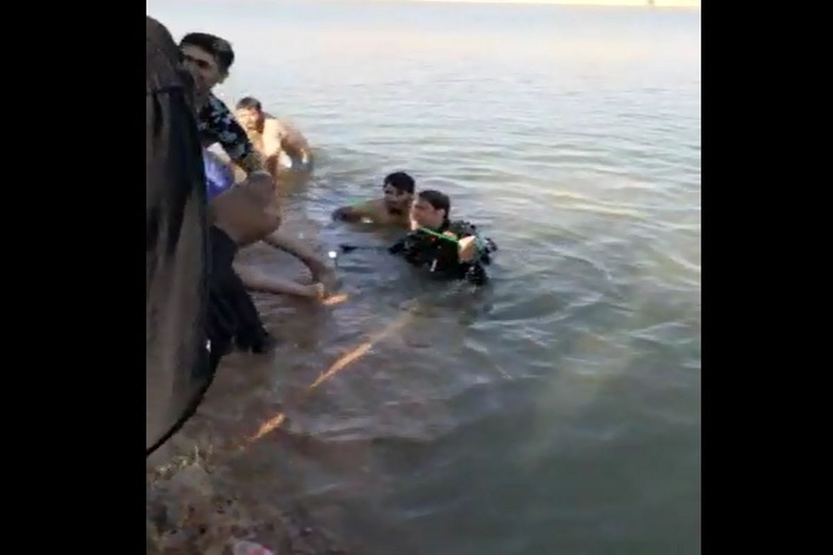 از آب گیری جسد جوان غرق شده ۲۱ ساله توسط غواصان هیات شنای مسجدسلیمان+فیلم