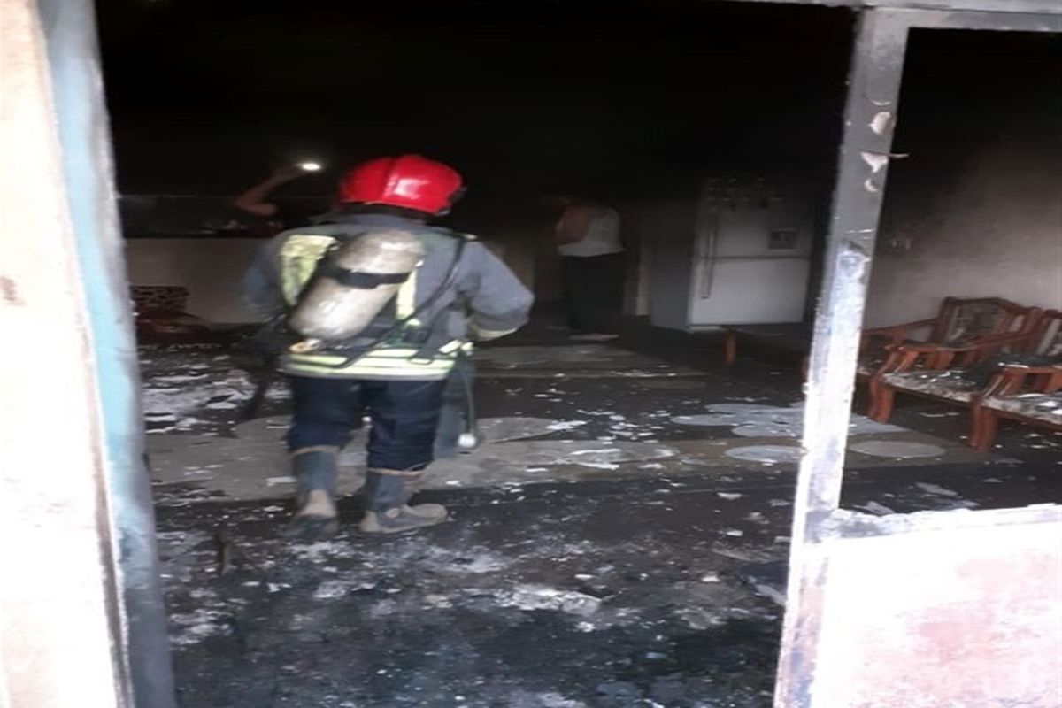 نجات ۲ محبوس در آتش از طبقه چهارم مجتمع مسکونی+ببینید