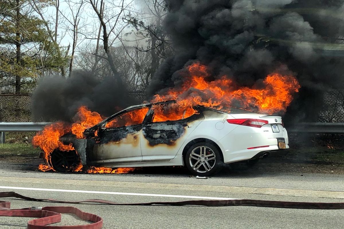 آتش سوزی خودرو خارجی پلاک اروند در اهواز
