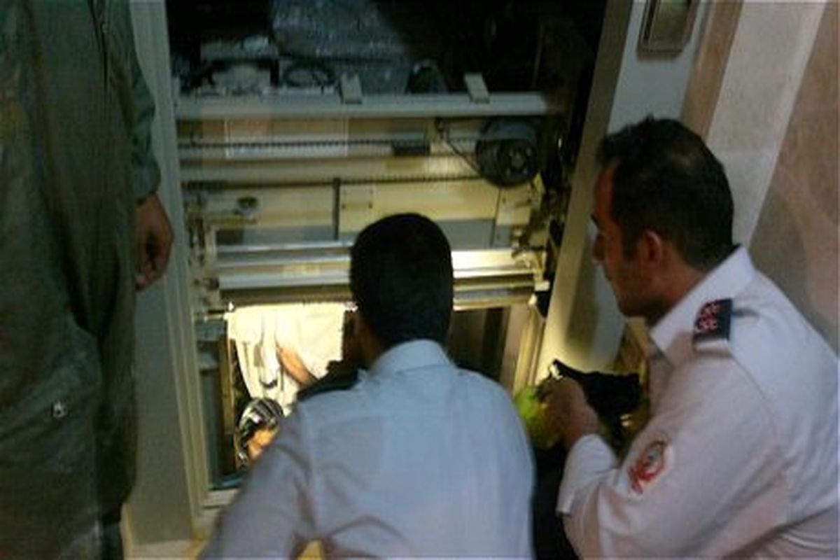 امداد رسانی به ۵ شهروند محبوس در ۲ حاثه آسانسور