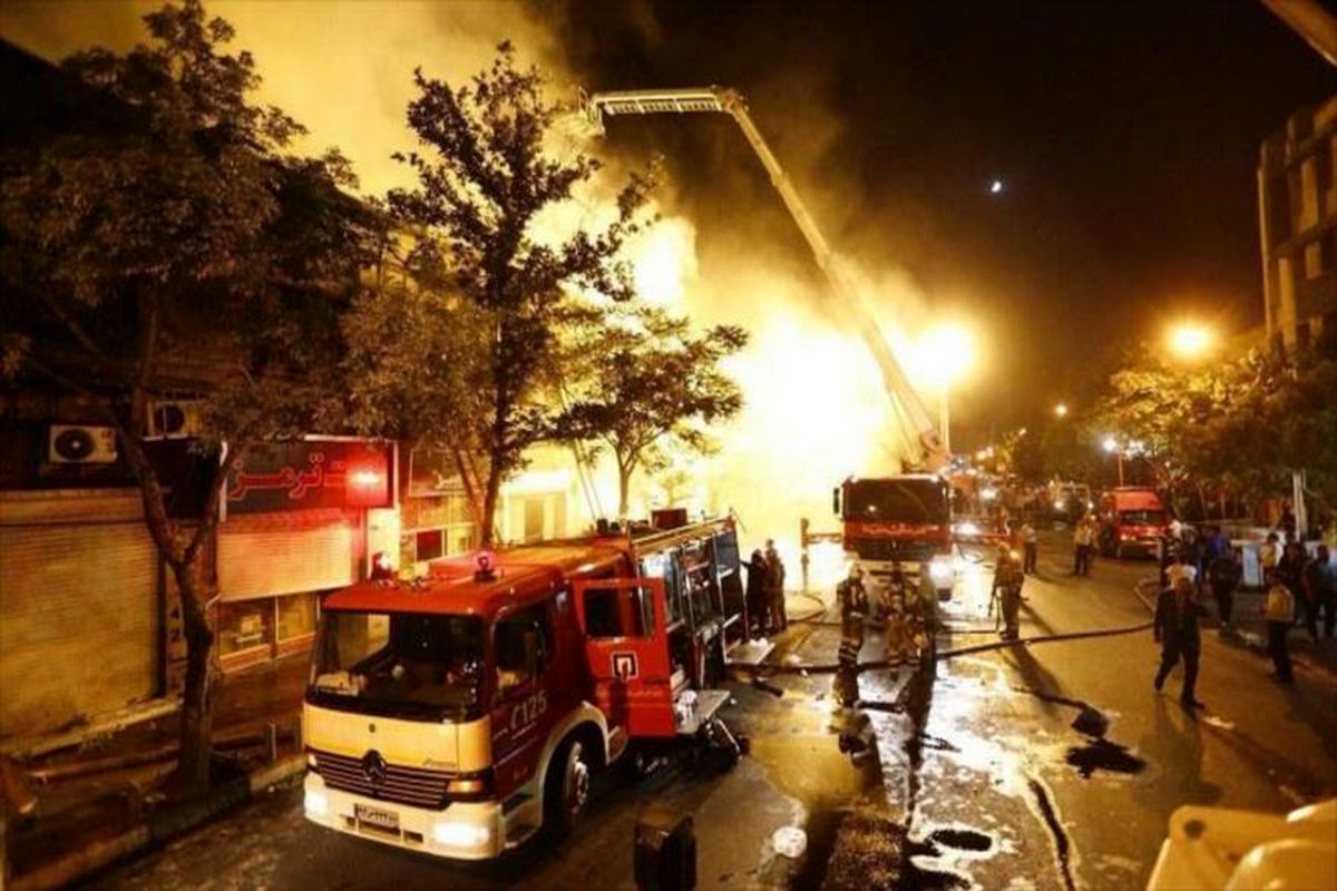 آتش سوزی در خیابان کارگر تهران/نجات ۶ نفر از پشت بام
