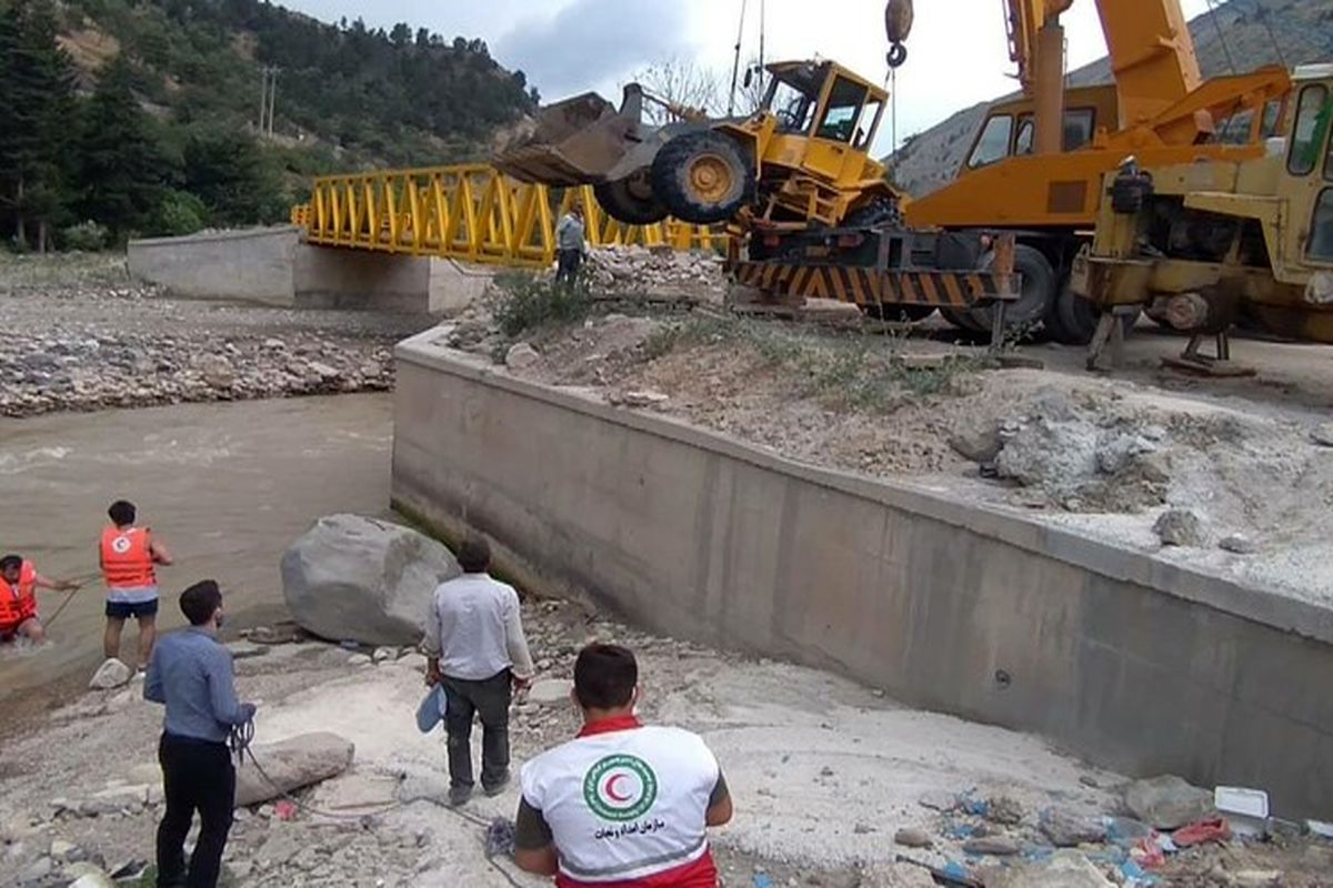 مفقود شدن یک راننده لودر در رودخانه چالوس