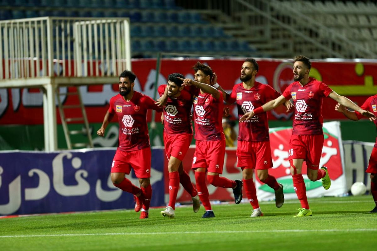 پرسپولیسی‌ها جام قهرمانی را تحویل گرفتند