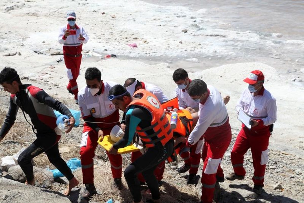 برگزاری مانور امداد و نجات دریایی در دریاچه ارومیه
