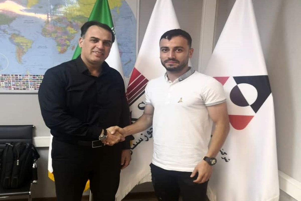 مدافع چپ تیم فولاد خوزستان قرارداد خود را یک سال دیگر تمدید کرد