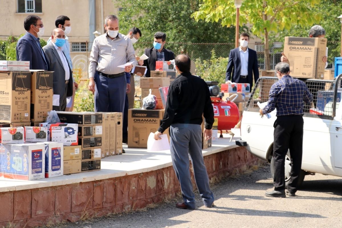 توزیع تجهیزات کارگاهی در سطح هنرستان های نواحی و مناطق ۱۴ گانه استان