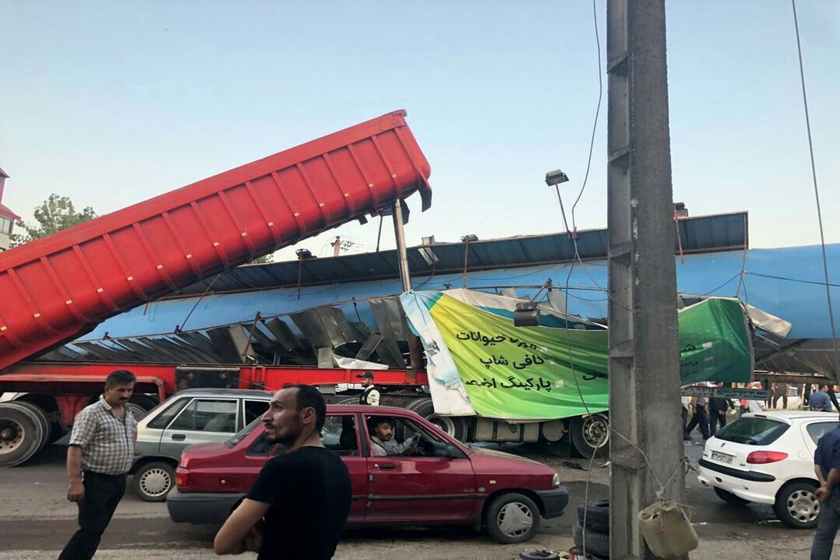 برخورد تریلی با پل عابرپیاده در محور آستانه اشرفیه به لاهیجان حادثه آفرین شد