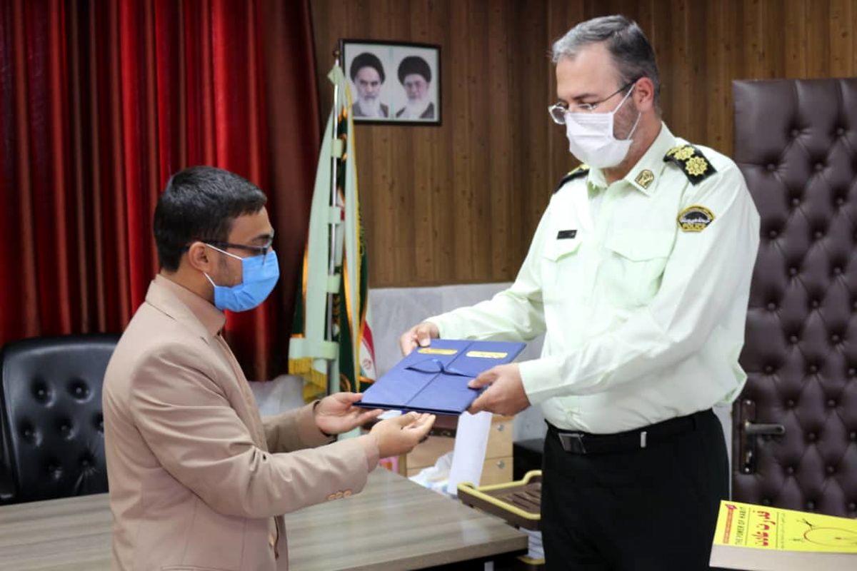 تجلیل دبیر انجمن مردم نهاد سفیران جوان زندگی از فرمانده نیروی انتظامی بهارستان