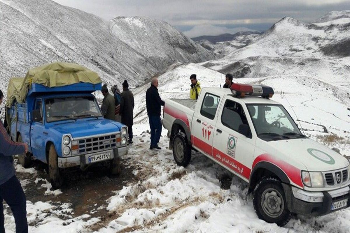 نجات عشایر گرفتار شده در برف و کولاک