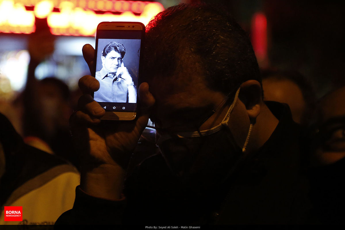 تصاویری از حضور طرفداران محمدرضا شجریان در مقابل بیمارستان جم / ببینید