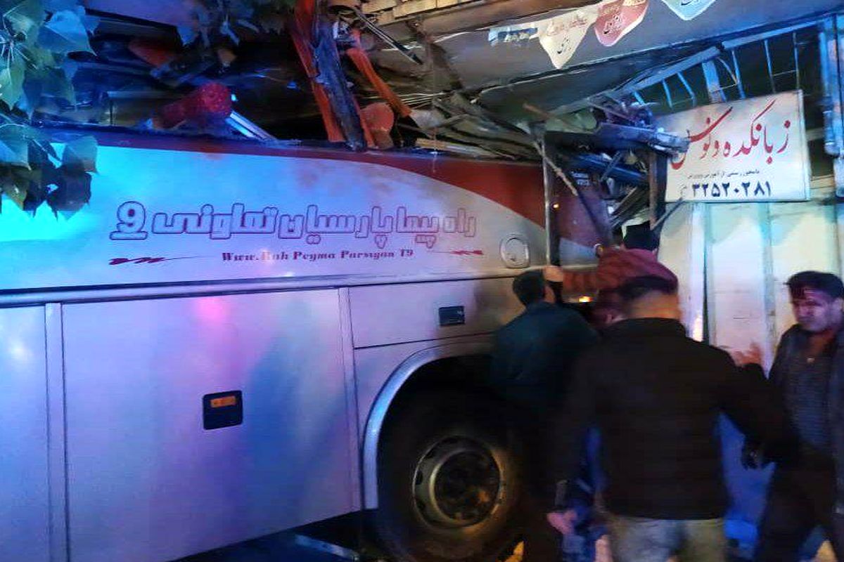 ۳ کشته و زخمی در ورود مرگبار اتوبوس به داخل یک مغازه