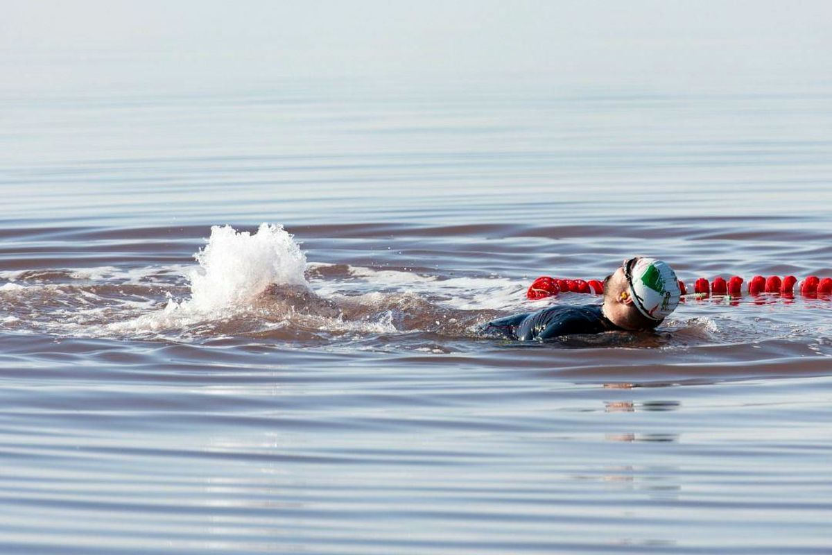 برای اولین بار در جهان: شنا با دست و پای بسته در دریاچه شور توسط شناگر ماکویی