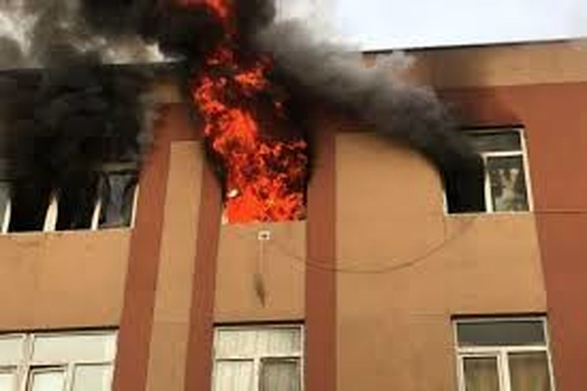 نجات ۳۰ شهروند در حادثه آتش سوزی مجتمع مسکونی کوی ملت