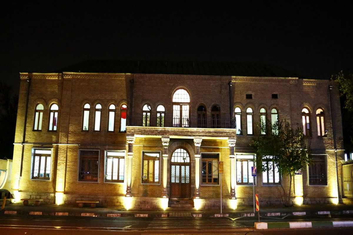 نورپردازی بنای تاریخی مهمانسرای ۹۰ ساله دانشگاه امام علی (ع) تکمیل شد