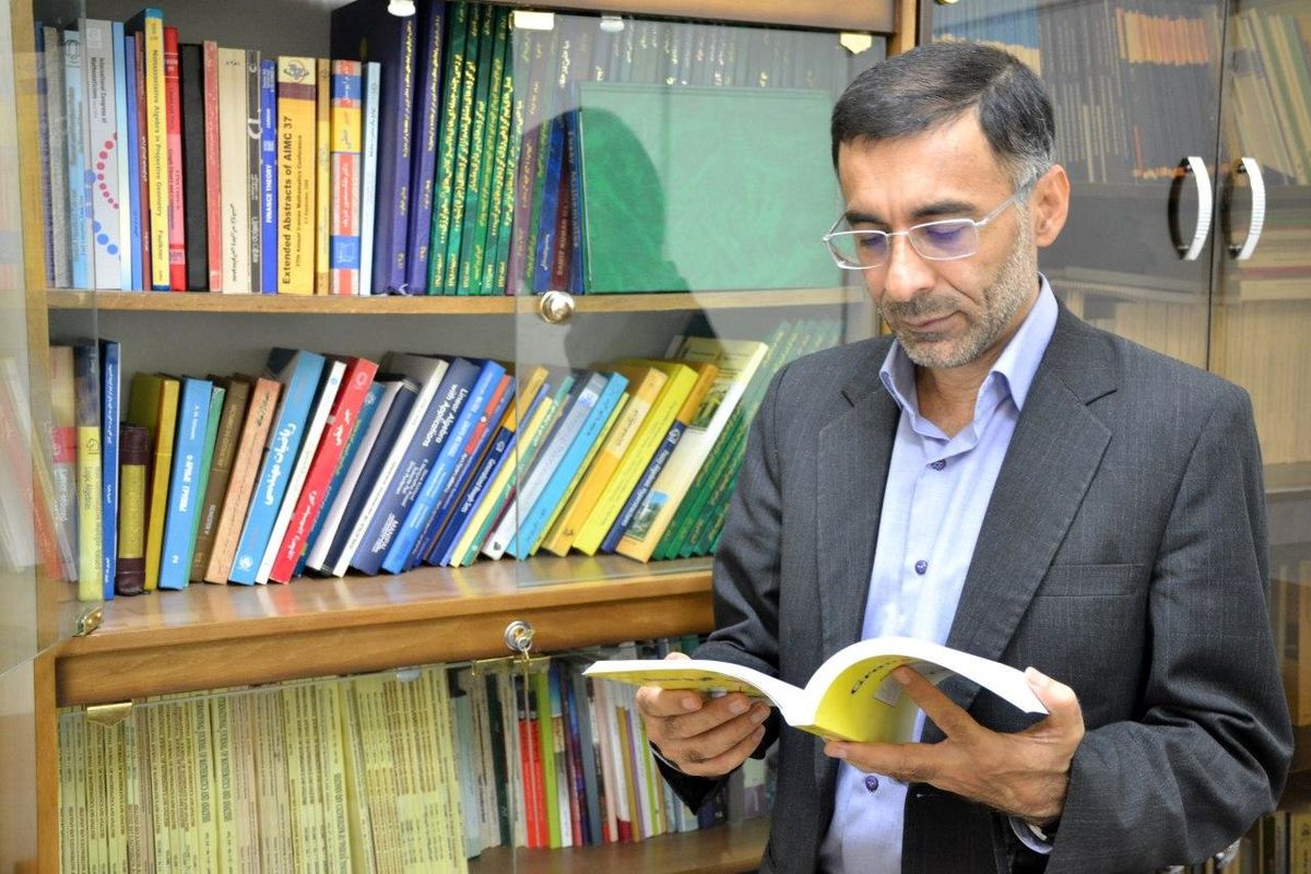 انتخاب استاد دانشکده علوم ریاضی به عنوان استاد ممتاز دانشگاه یزد
