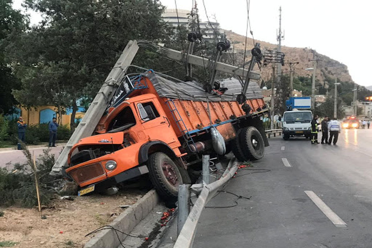 تصادف سهمگین دو کامیون در بزرگراه یاسینی تهران