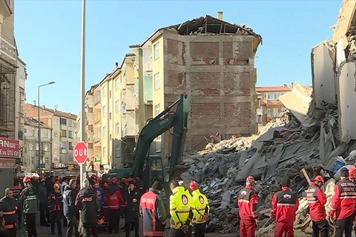 لحظه وقوع زمین لرزه در ازمیر ترکیه و تخریب ساختمان‌ها+ فیلم