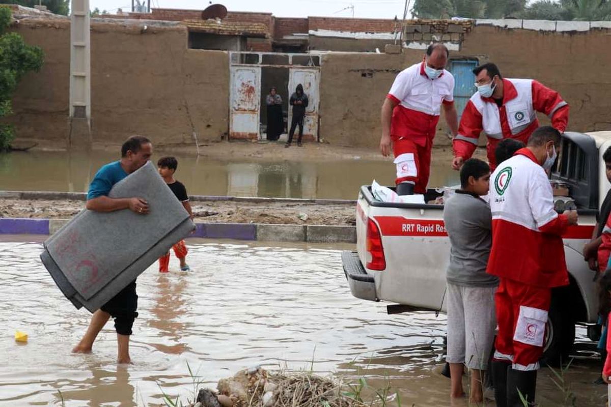 امداد رسانی ۳۴۱ نیروی داوطلب به آسیب دیدگان آب گرفتگی های اخیر خوزستان/ارایه خدمات در ۱۶ شهرستان ادامه دارد