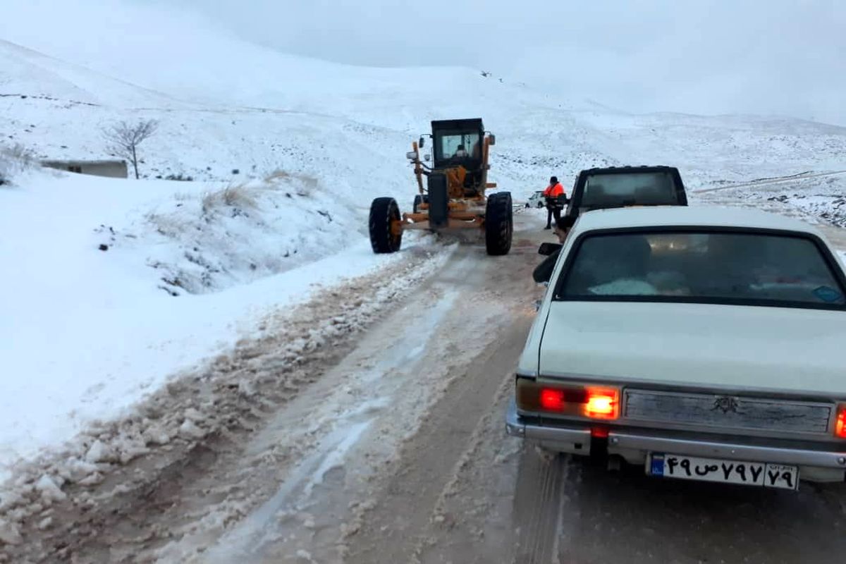 راهداران قزوین به خودروهای گرفتار در برف امدادرسانی کردند