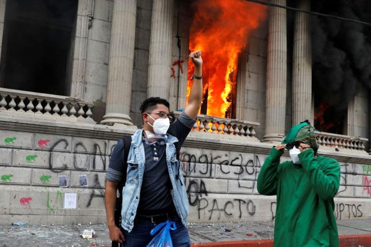 معترضان گواتمالایی ساختمان کنگره را آتش زدند
