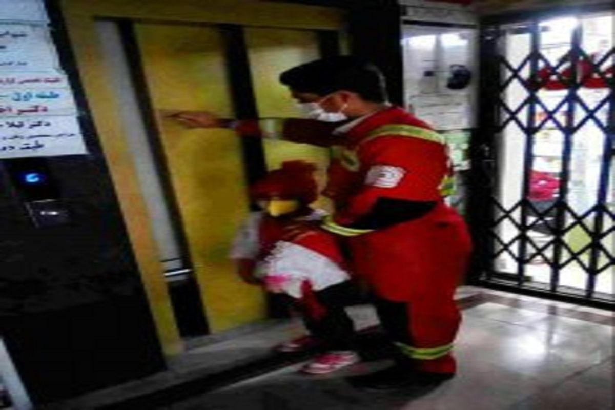 نجات مادر باردار و کودک شش ساله اش از کابین آسانسور