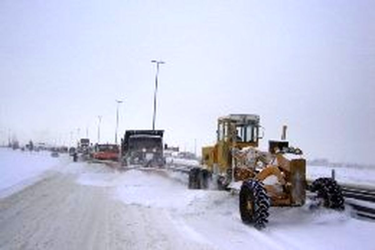 استقرار ۳۹۲دستگاه ماشین‌آلات راهداری زمستانه در راه‌های آذربایجان‌غربی