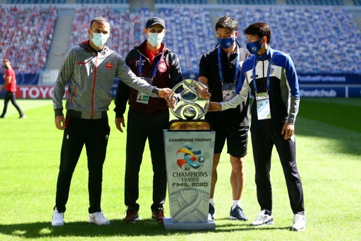 عکس یادگاری پرسپولیسی ها  با جام قهرمانی!