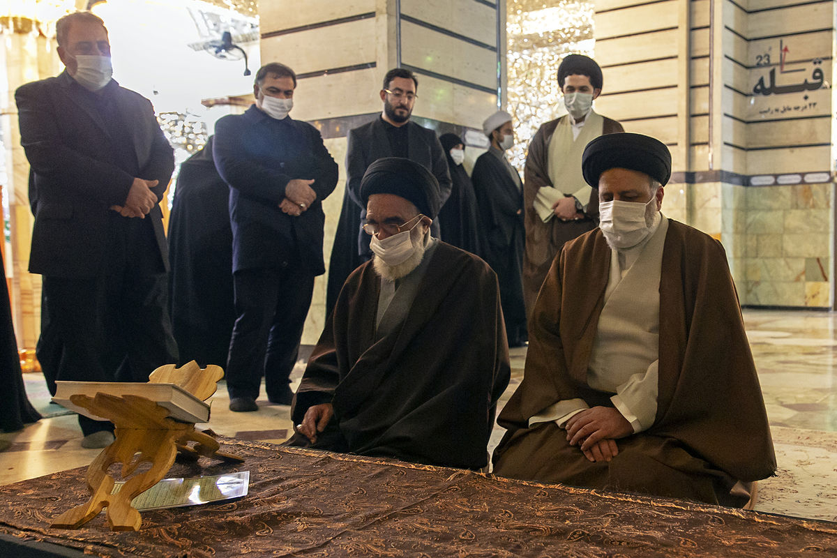 رئیسی با حضور بر مزار آیت‌الله یزدی از مقام این عالم انقلابی تجلیل کرد