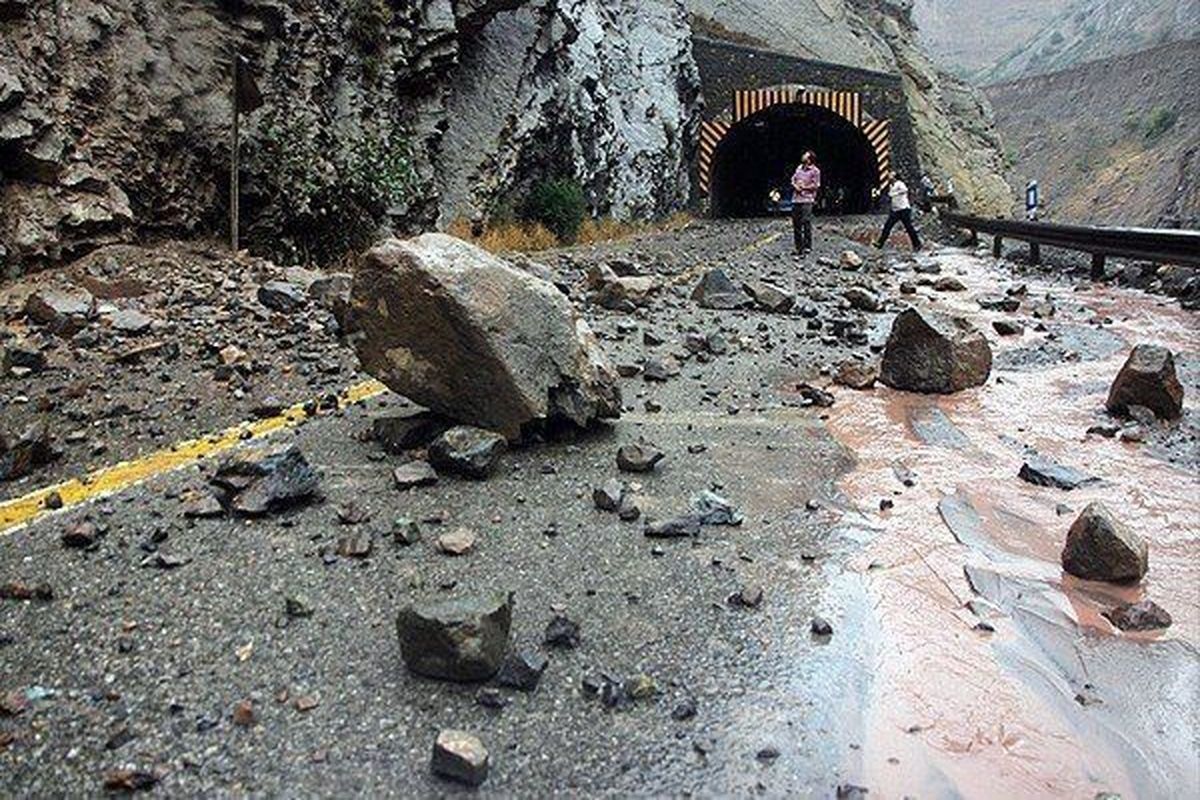 احتمال ریزش سنگ از کوه در جاده‌های مازندران