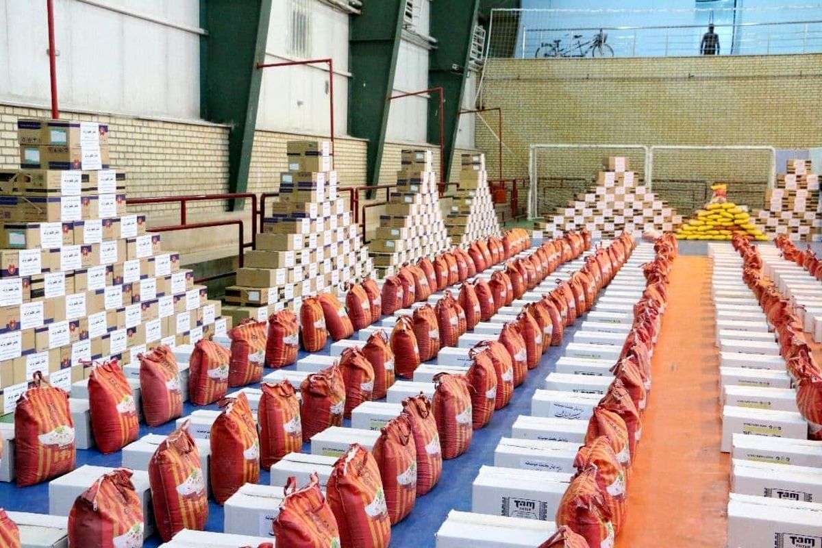 ۱۱۰ بسته غذایی در رزمایش کمک مومنانه شهرستان رزن  توزیع شد