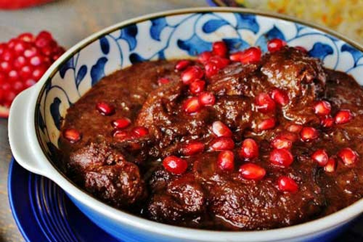 خورشت انار، کله جوش و اشکنه از جمله غذاهای مرسوم شب یلداست