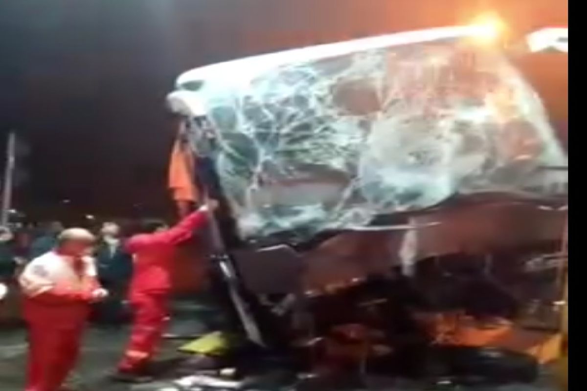 برخورد اتوبوس با ایستگاه عوارضی قزوین ۱۴ مجروح برجای گذاشت