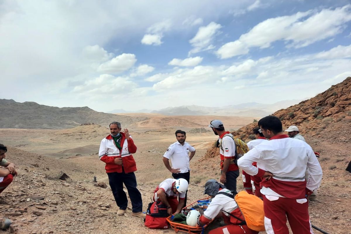 زن ۶۰ ساله در ارتفاعات ندوشن میبد نجات یافت