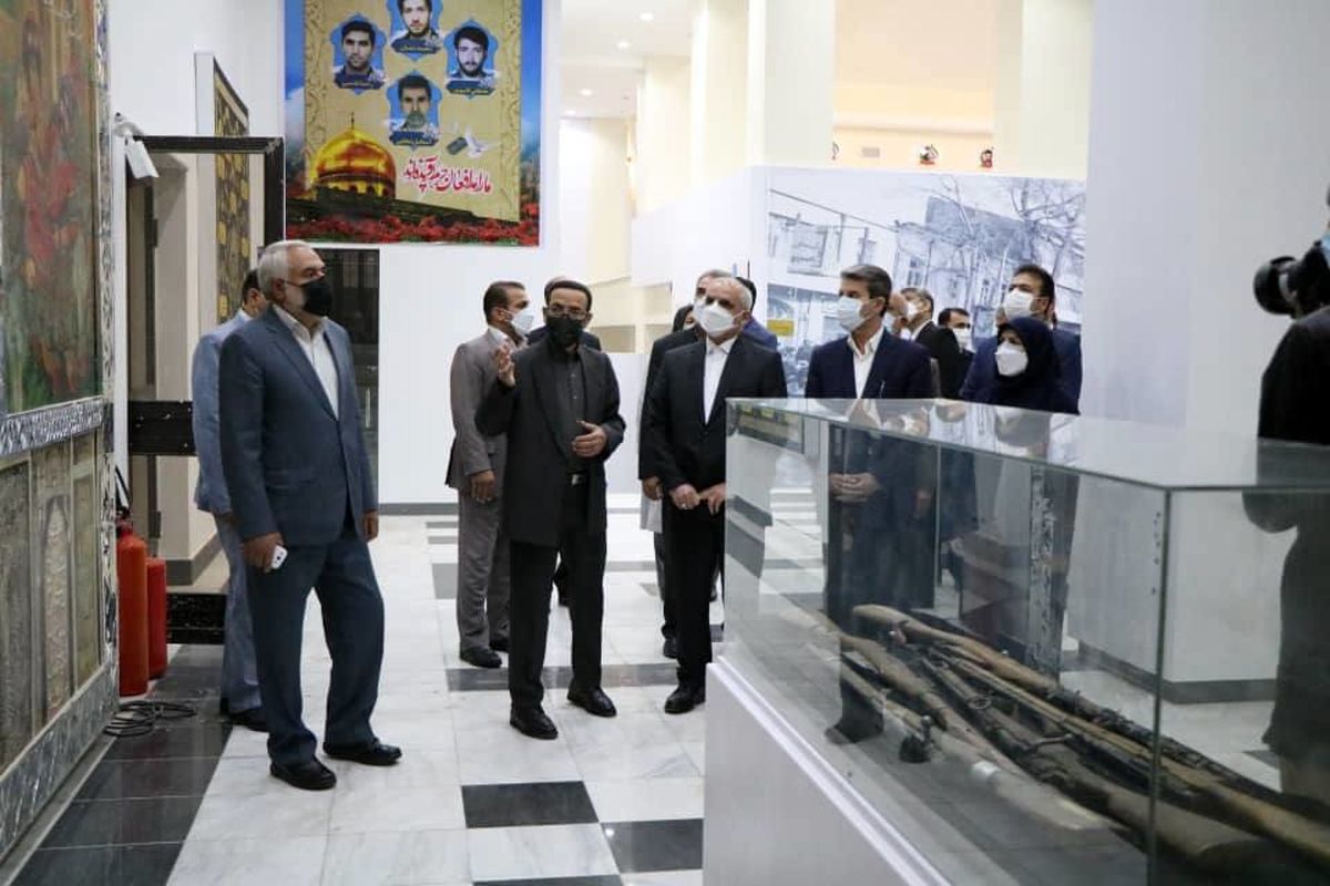 بازدید وزیر آموزش و پرورش از موزه دفاع مقدس آذربایجان غربى