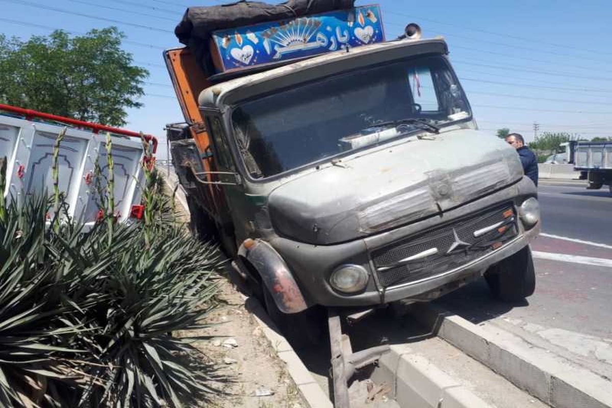 تصادف هولناک دو کامیون در بزرگراه آزادگان